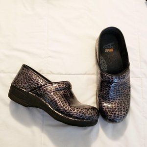 Dansko XP 2.0 Clogs Black Gray Pebbled Print